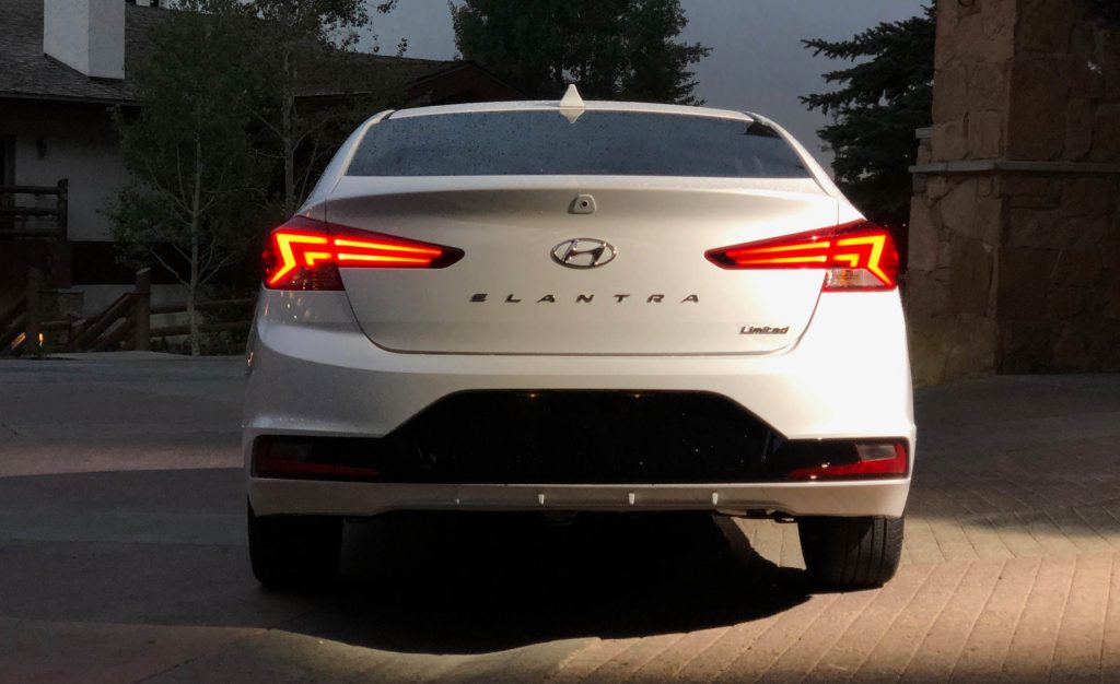 phần đuôi xe Hyundai Elantra